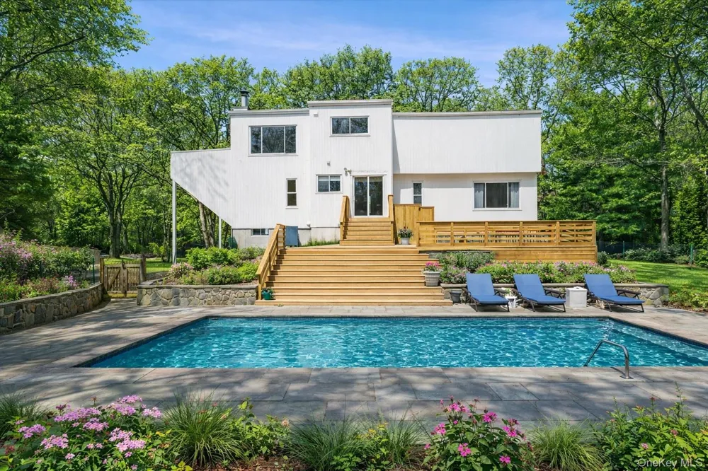 14 Old Trail Road Water Mill, NY 11976