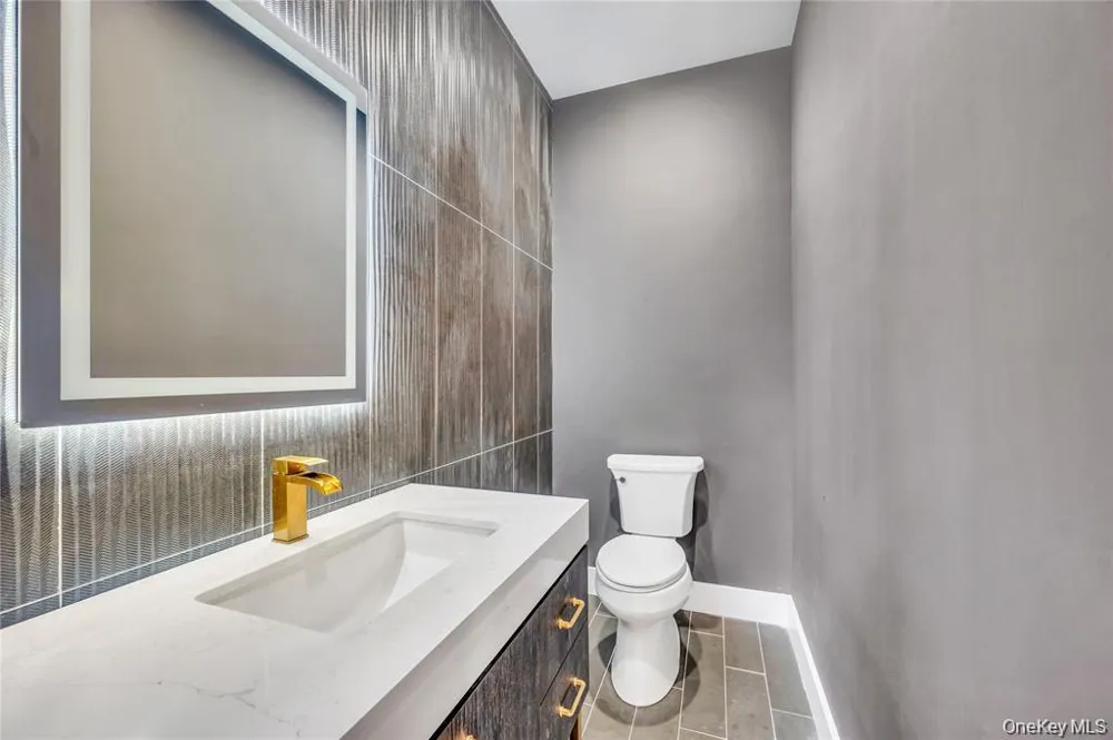 2571 Alder Avenue East Meadow, NY 11554