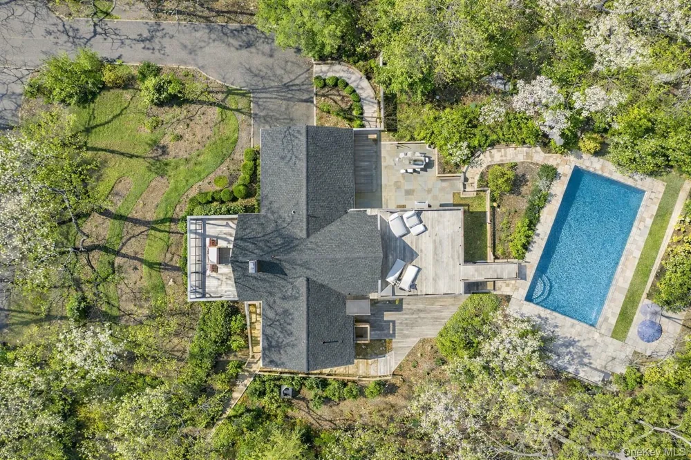 33 Peters Path East Hampton, NY 11937