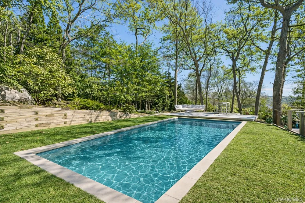 33 Peters Path East Hampton, NY 11937