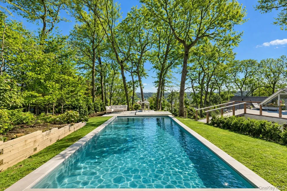 33 Peters Path East Hampton, NY 11937