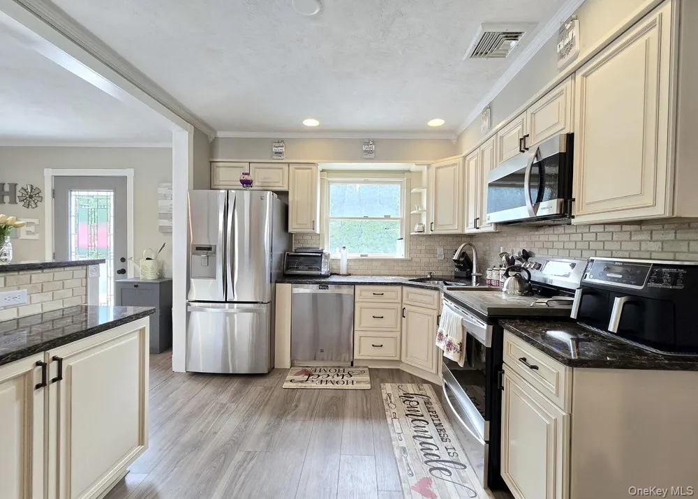 22 Clifford Drive Farmingdale, NY 11735