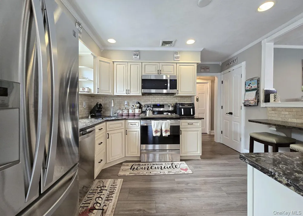 22 Clifford Drive Farmingdale, NY 11735