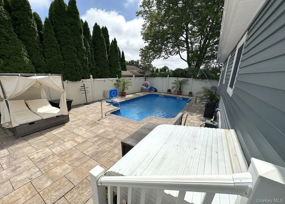 22 Clifford Drive Farmingdale, NY 11735