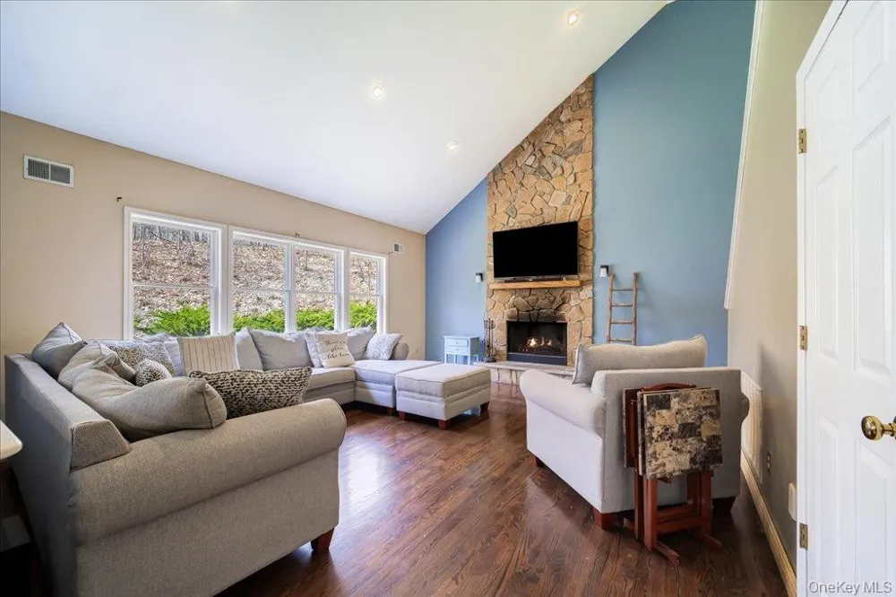 17 Long View Drive Unionville, NY 10988