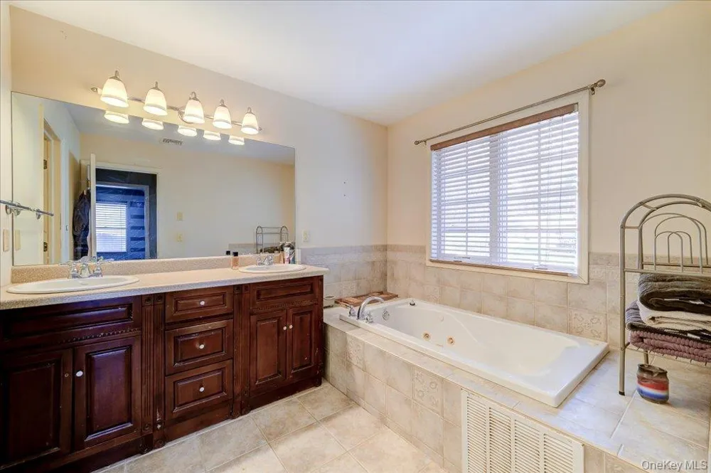 17 Long View Drive Unionville, NY 10988