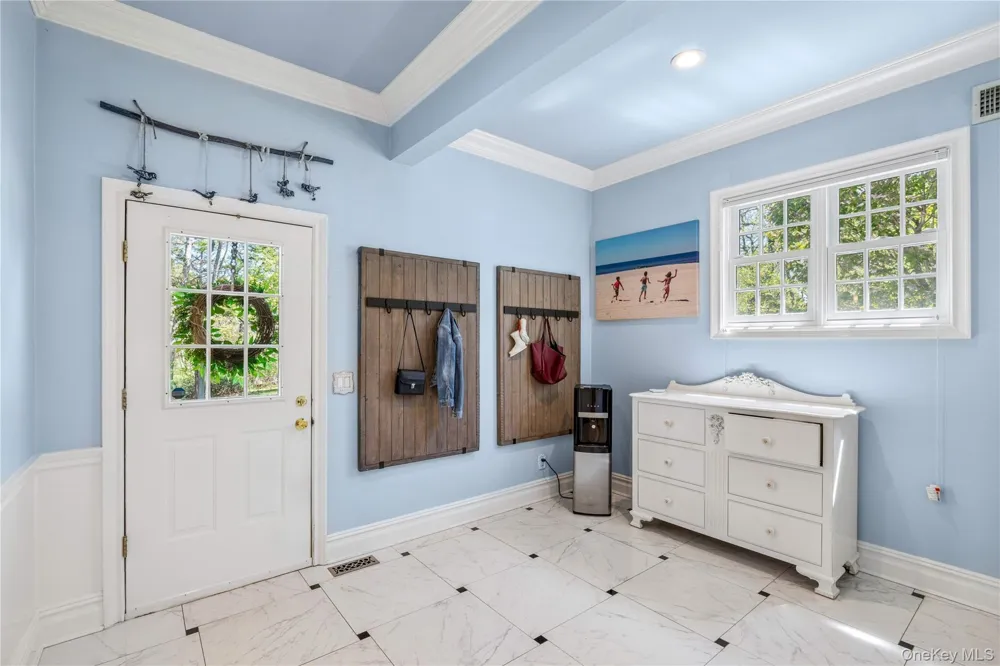 503 Cold Spring Road Laurel Hollow, NY 11791