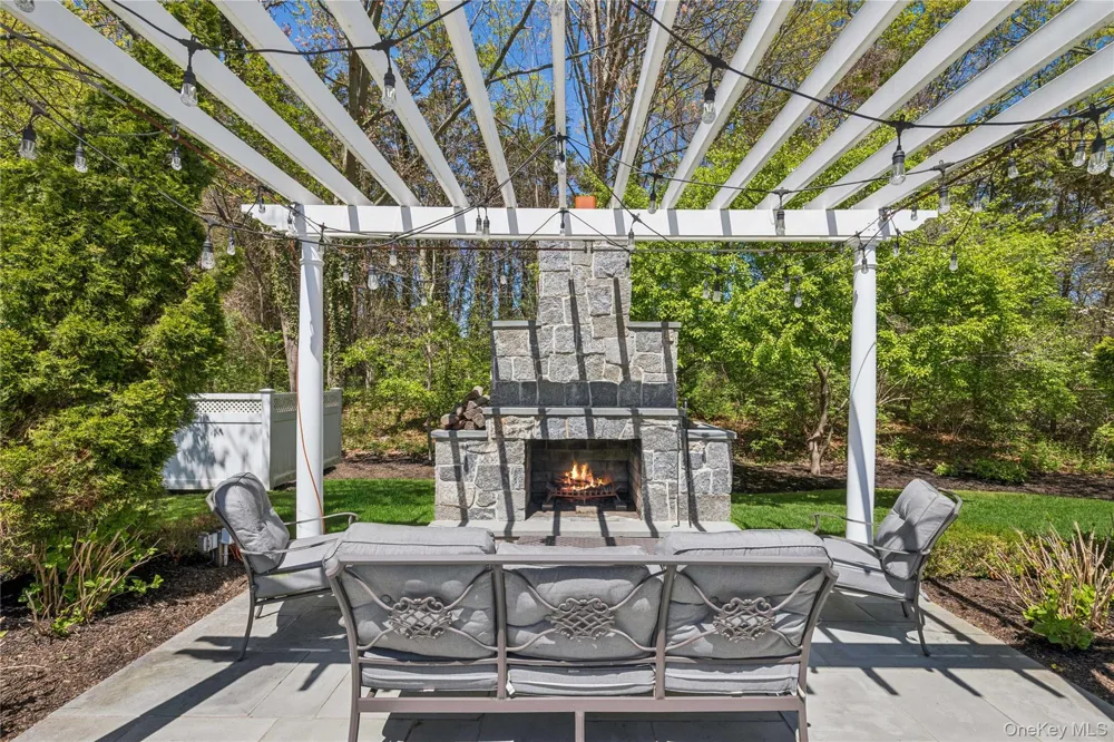 503 Cold Spring Road Laurel Hollow, NY 11791