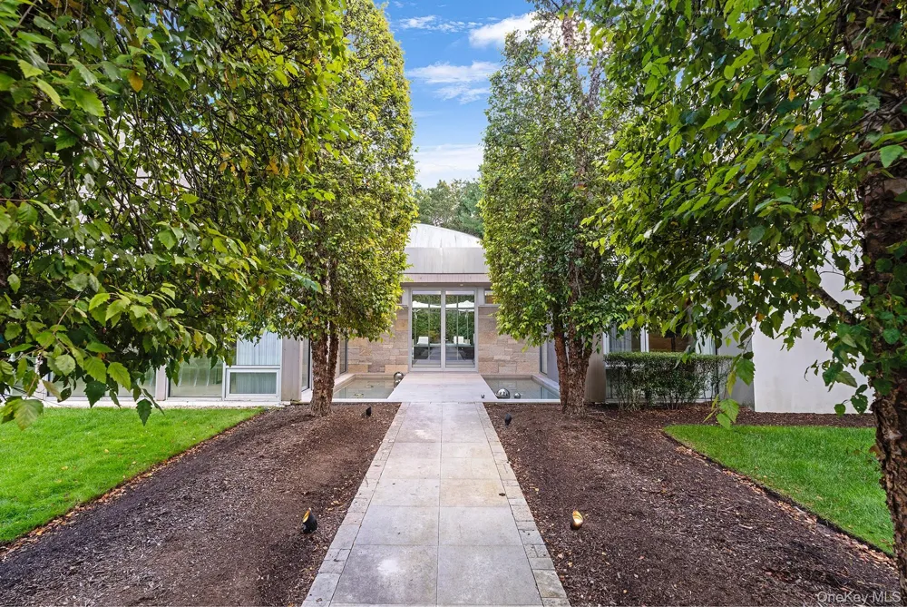 7 Rolling Wood Lane East Hampton, NY 11937