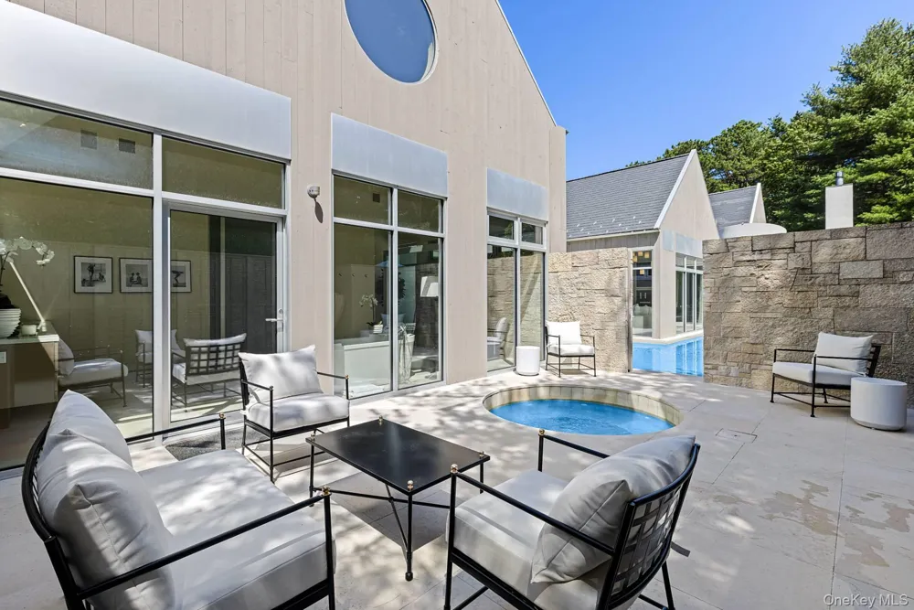 7 Rolling Wood Lane East Hampton, NY 11937