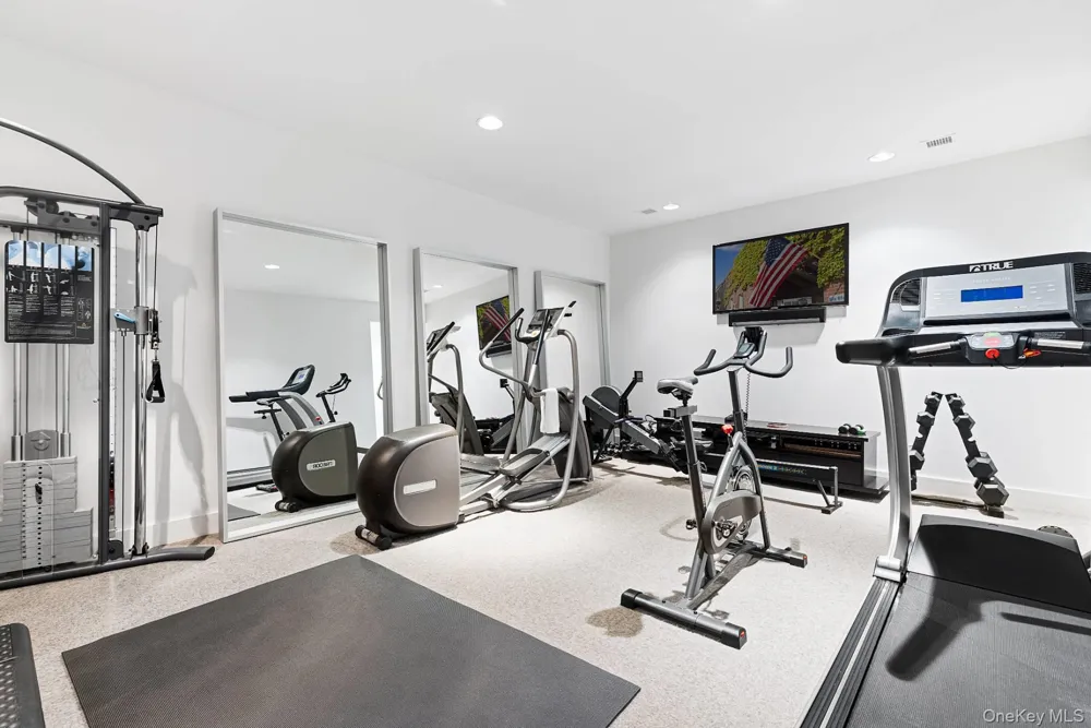 7 Rolling Wood Lane East Hampton, NY 11937