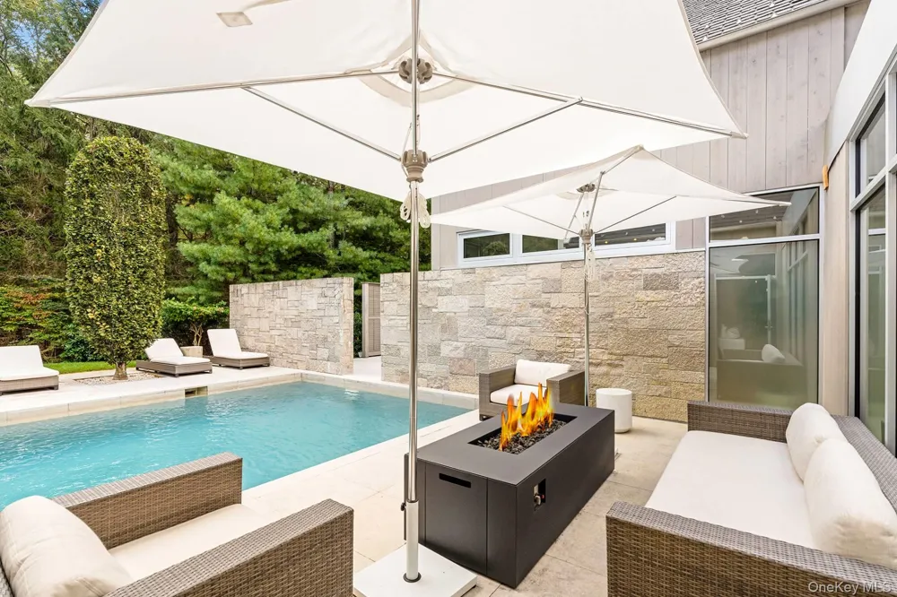 7 Rolling Wood Lane East Hampton, NY 11937