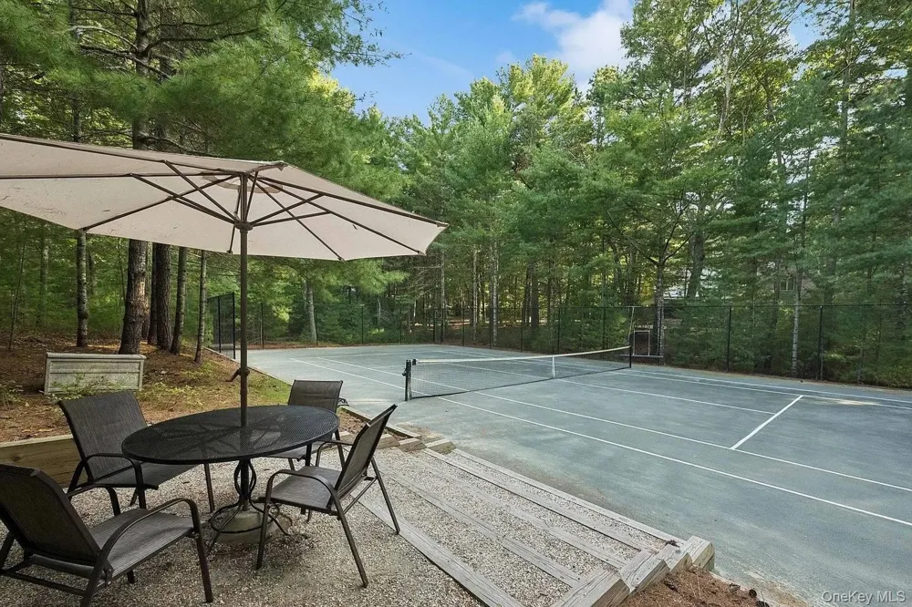 33 Oak Hill Lane East Hampton, NY 11937