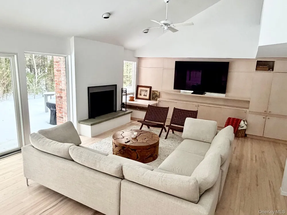 33 Oak Hill Lane East Hampton, NY 11937
