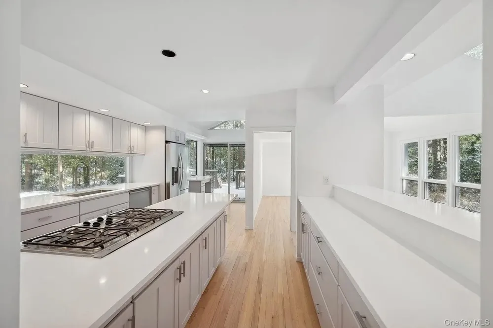 33 Oak Hill Lane East Hampton, NY 11937
