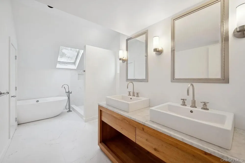 33 Oak Hill Lane East Hampton, NY 11937