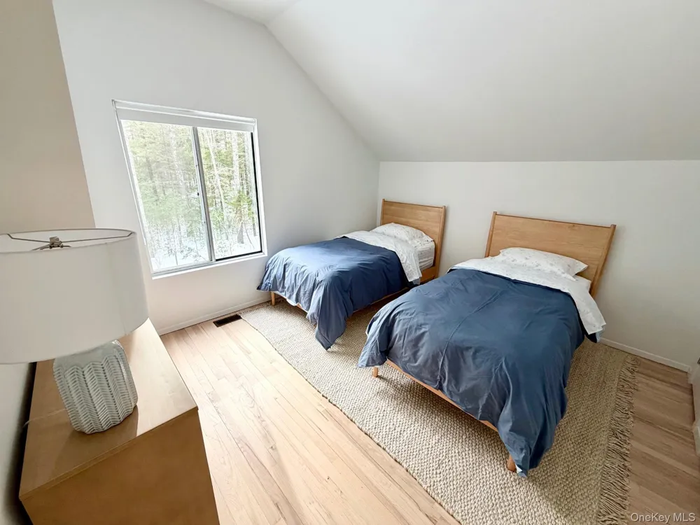 33 Oak Hill Lane East Hampton, NY 11937