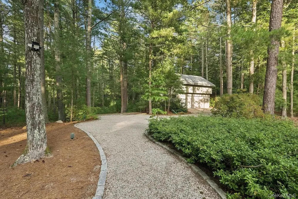 33 Oak Hill Lane East Hampton, NY 11937
