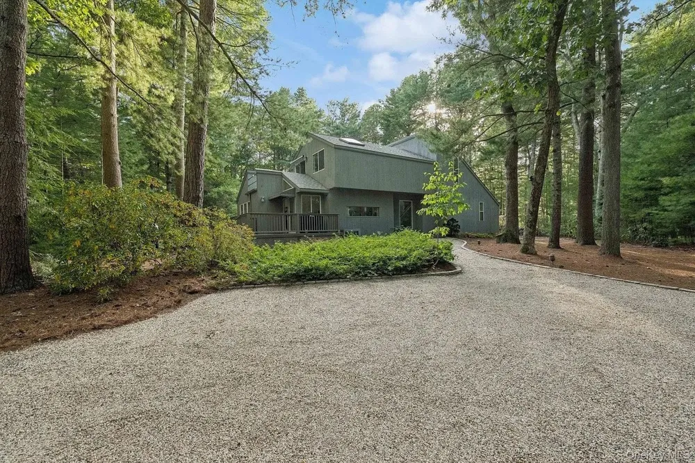 33 Oak Hill Lane East Hampton, NY 11937