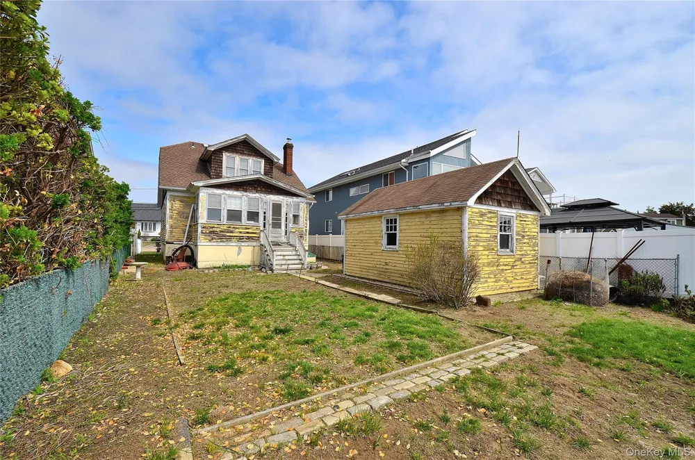 2586 Riverside Drive Wantagh, NY 11793