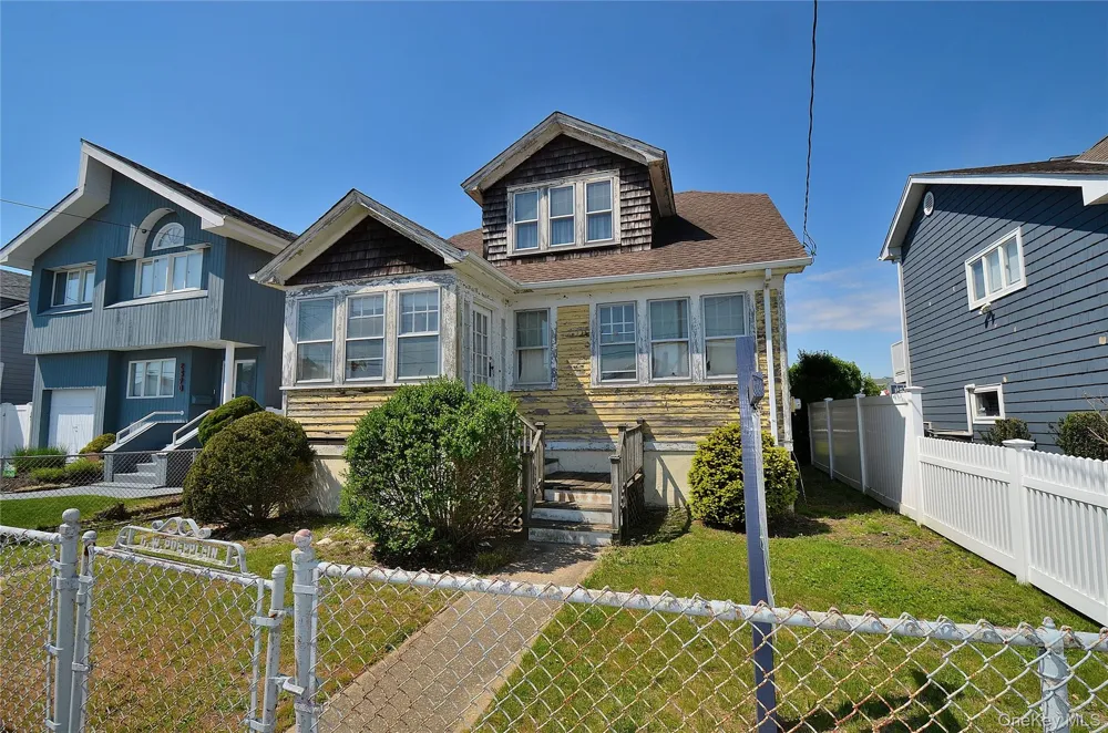 2586 Riverside Drive Wantagh, NY 11793