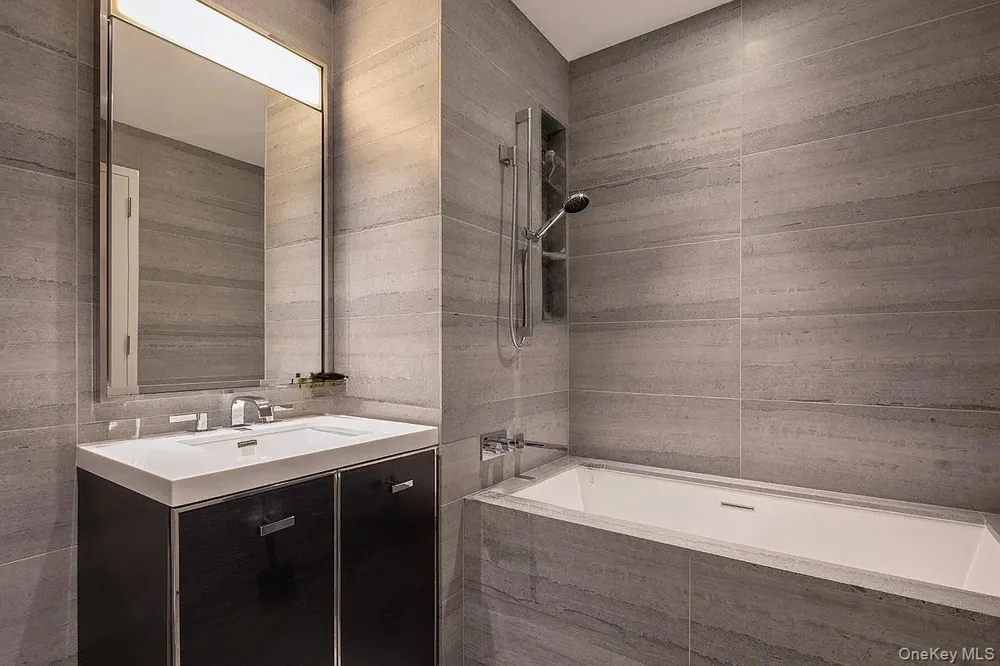 252 South Street #33N New York (Manhattan), NY 10002