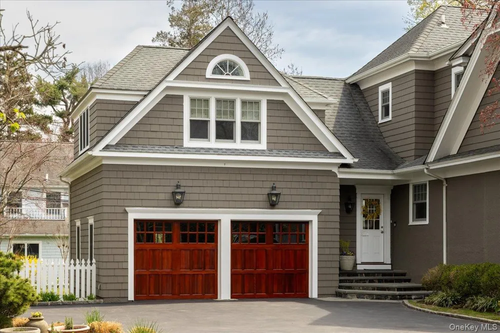 16 Middle Drive Manhasset, NY 11030