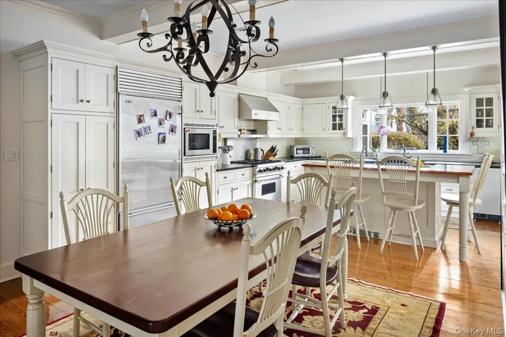 16 Middle Drive Manhasset, NY 11030
