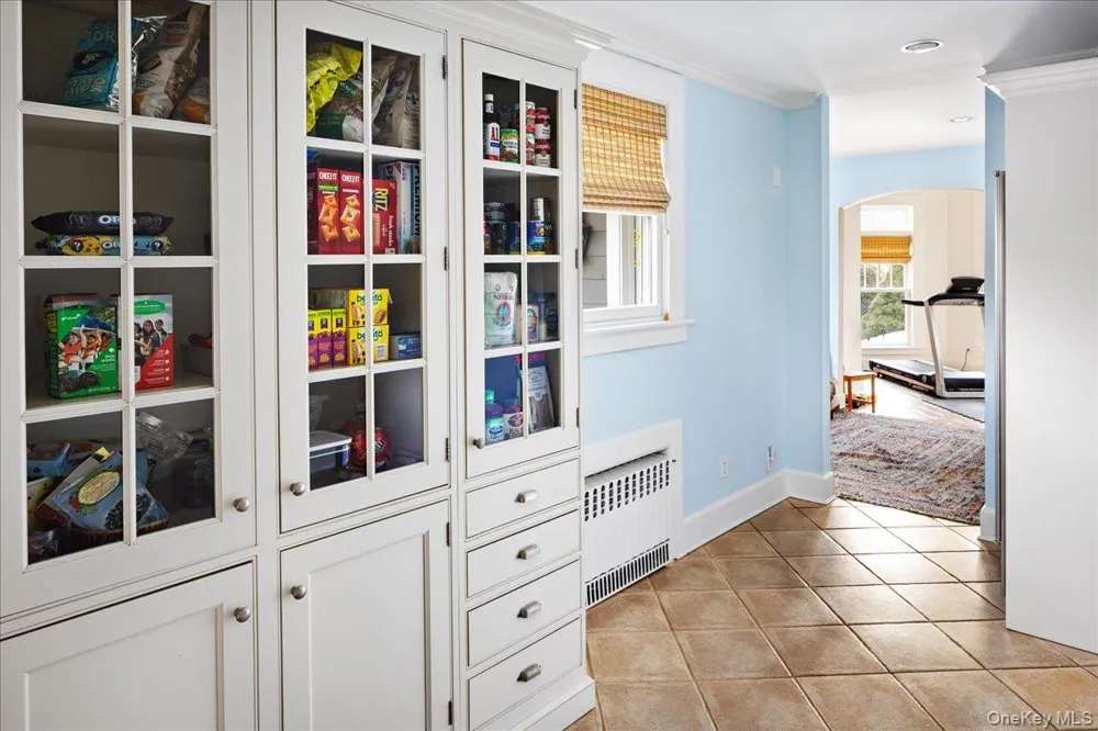 16 Middle Drive Manhasset, NY 11030
