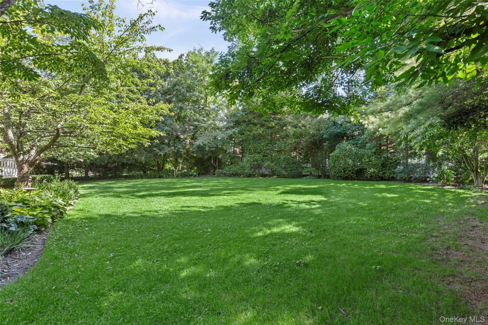 16 Middle Drive Manhasset, NY 11030