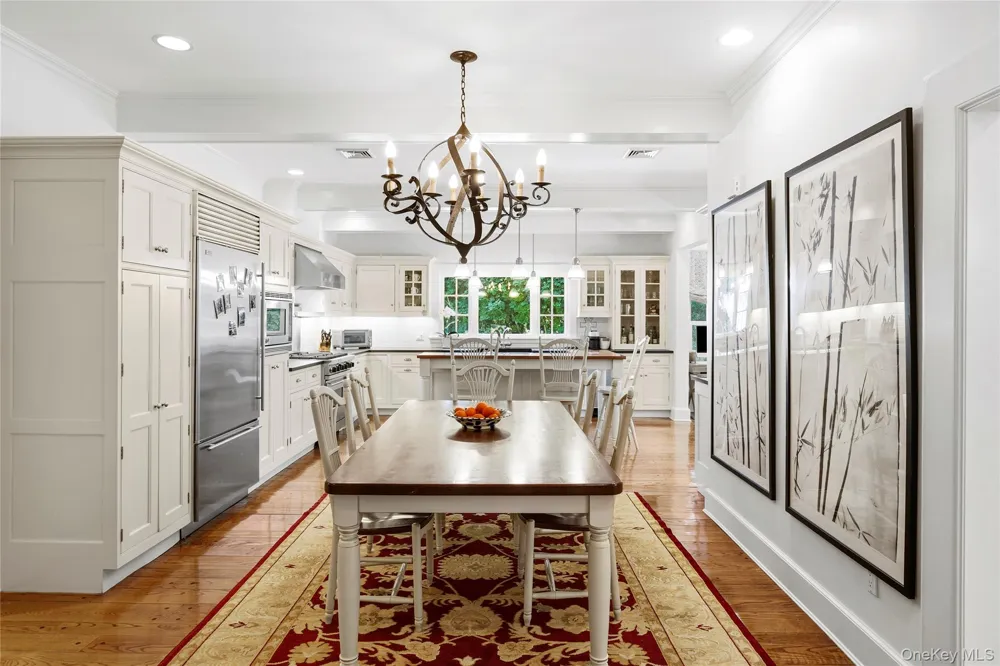 16 Middle Drive Manhasset, NY 11030