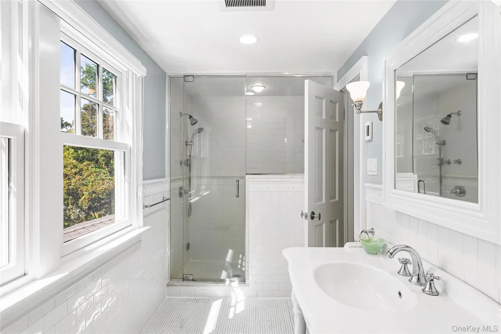 16 Middle Drive Manhasset, NY 11030