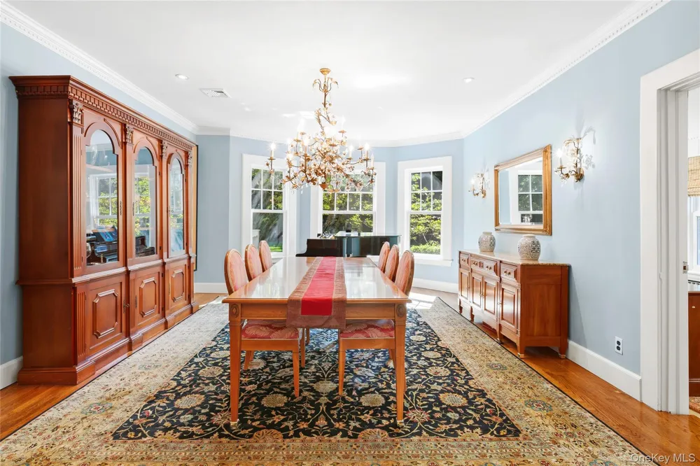 16 Middle Drive Manhasset, NY 11030