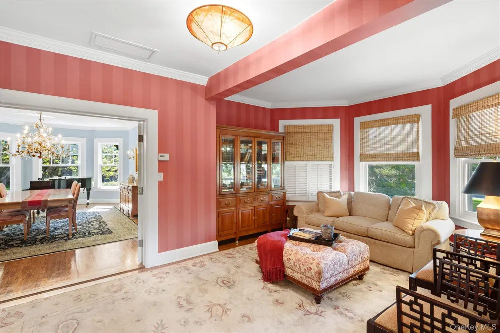 16 Middle Drive Manhasset, NY 11030