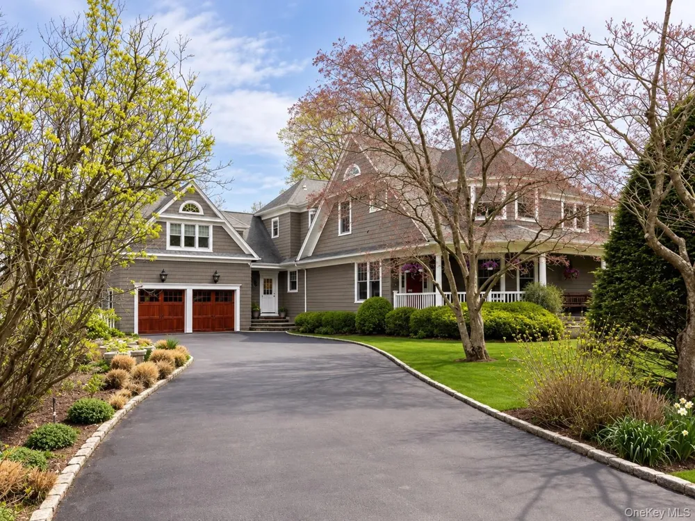 16 Middle Drive Manhasset, NY 11030