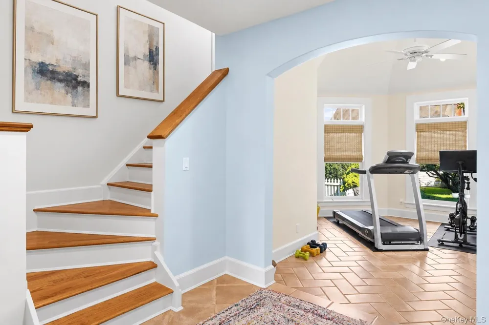 16 Middle Drive Manhasset, NY 11030