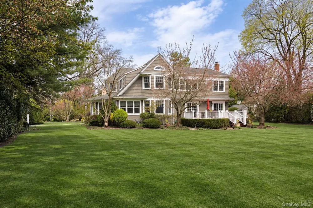 16 Middle Drive Manhasset, NY 11030