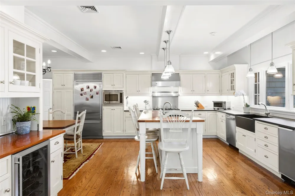 16 Middle Drive Manhasset, NY 11030