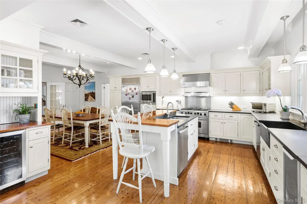 16 Middle Drive Manhasset, NY 11030