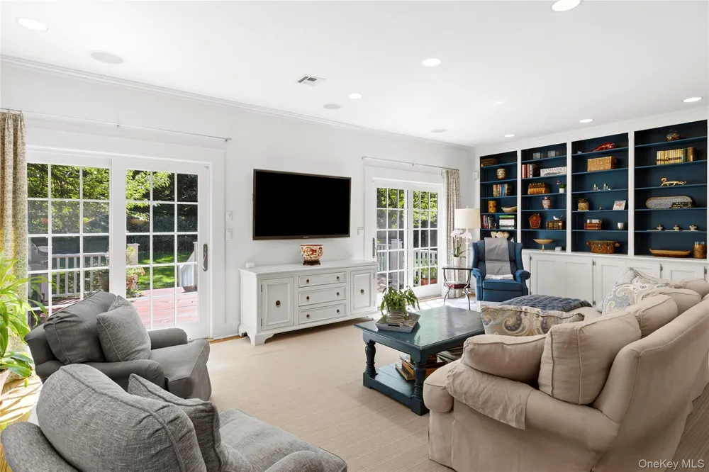 16 Middle Drive Manhasset, NY 11030