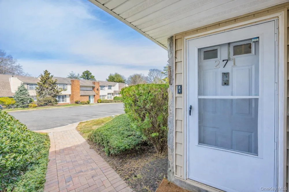 271 Lake Pointe Circle #271 Middle Island, NY 11953