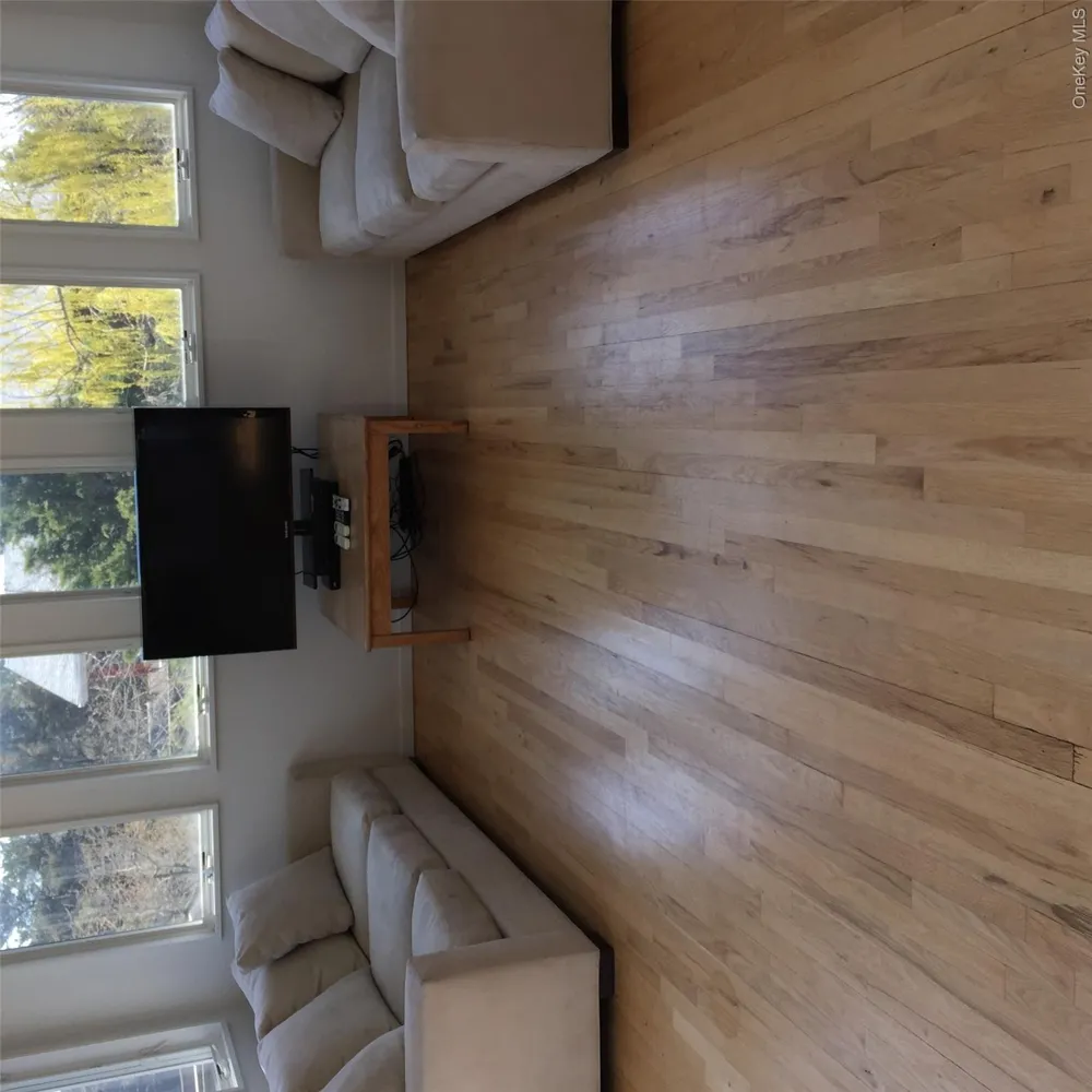 42 Evergreen Seaview, NY 11770