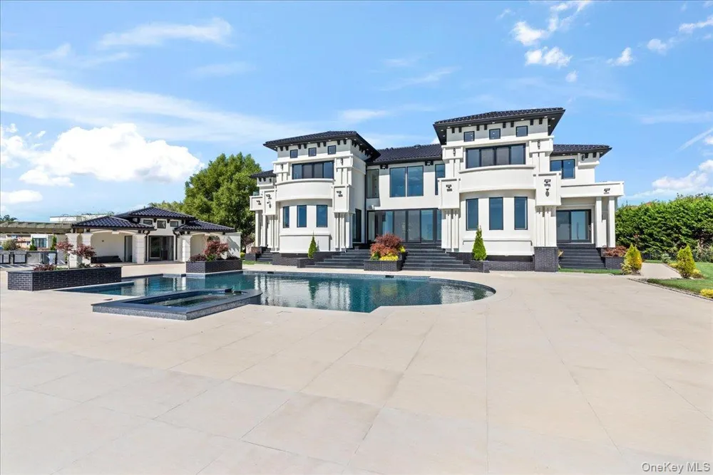 190 Curtis Road Hewlett Neck, NY 11598
