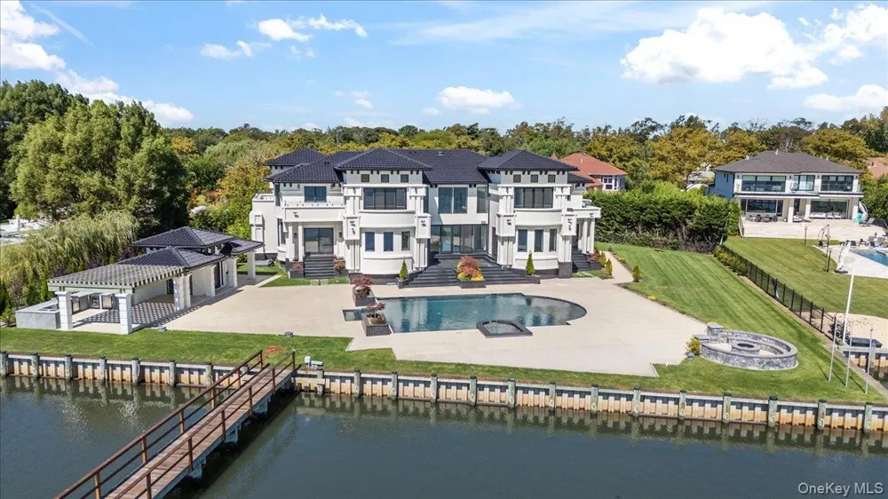 190 Curtis Road Hewlett Neck, NY 11598