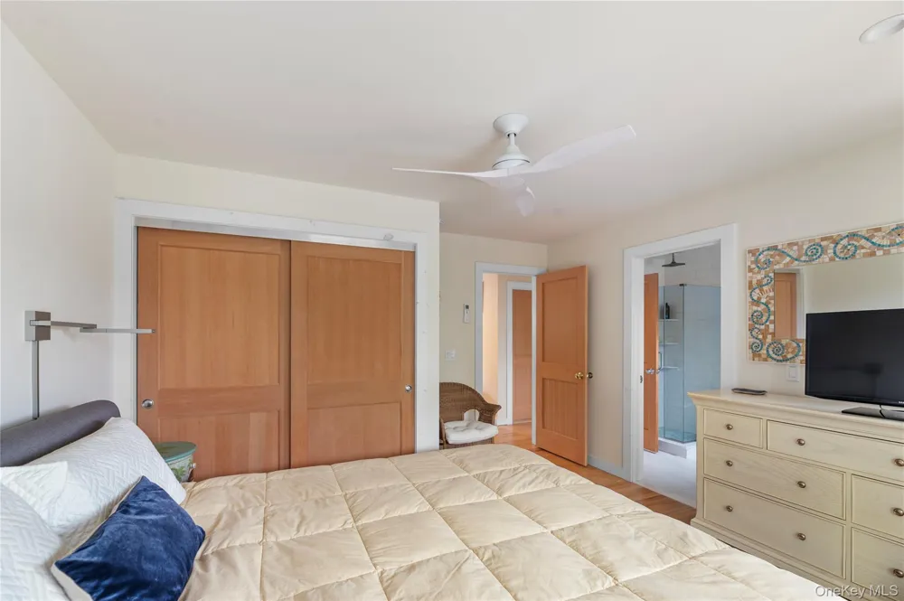 33 Schooner Ocean Beach, NY 11770