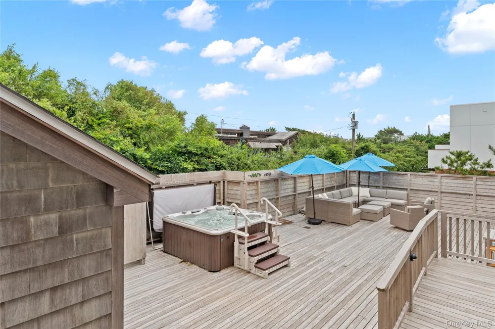33 Schooner Ocean Beach, NY 11770