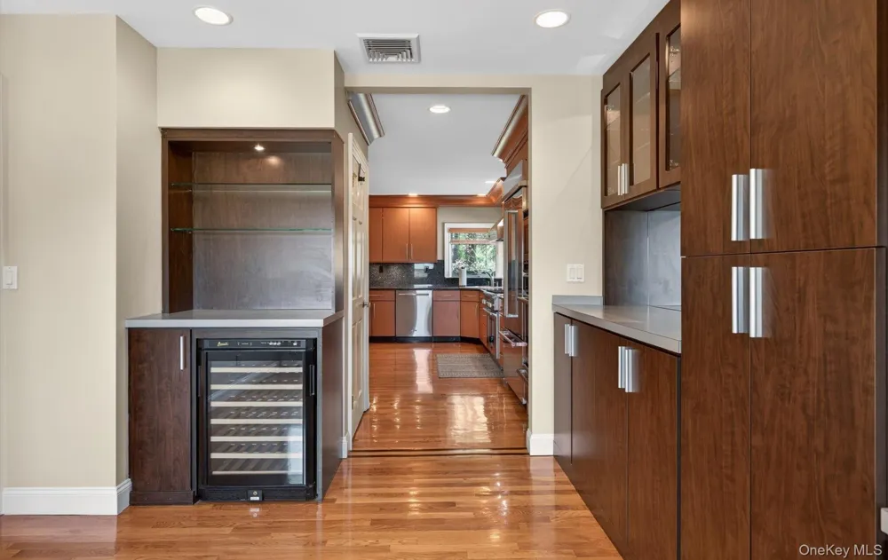 16 E Slope Road Bayville, NY 11709