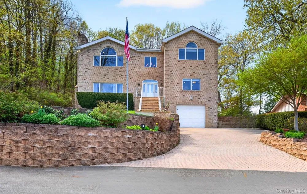 16 E Slope Road Bayville, NY 11709