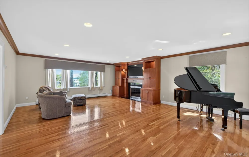 16 E Slope Road Bayville, NY 11709