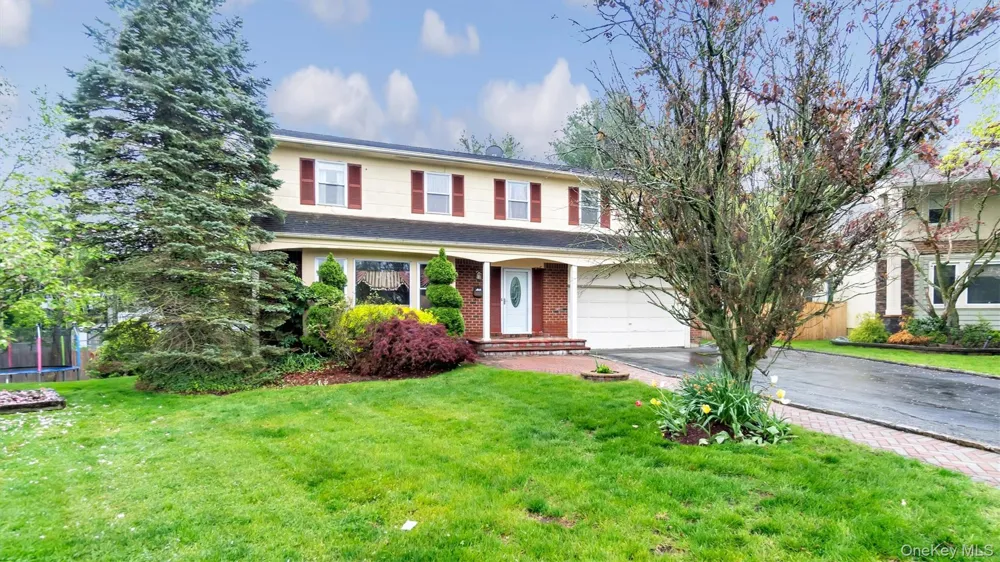 47 Carriage Road Roslyn, NY 11576